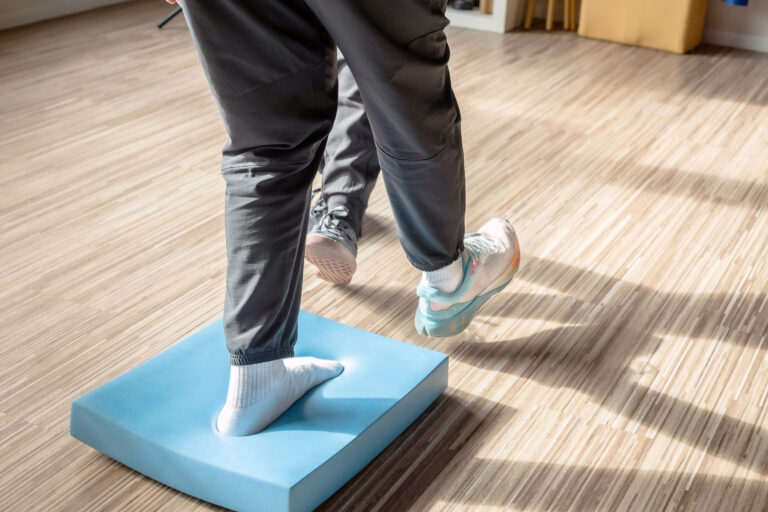 five beweglichkeitstraining rangendingen - Balance Übung auf Kissen