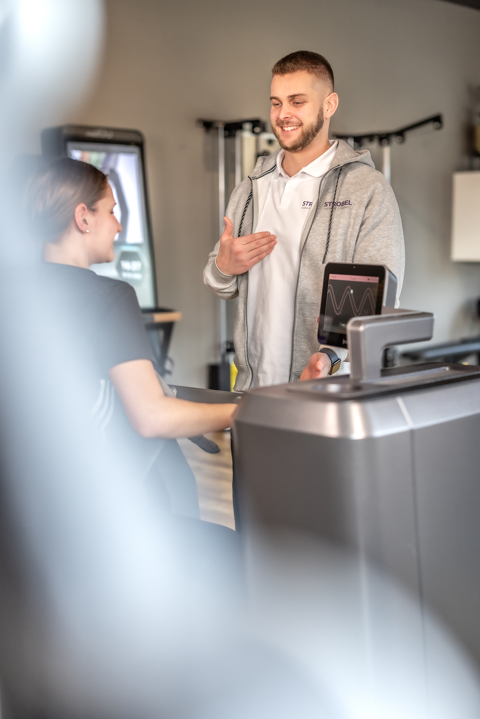 Physio Jobs Hechingen - Maxi zeigt Übung in Fitness Bereich