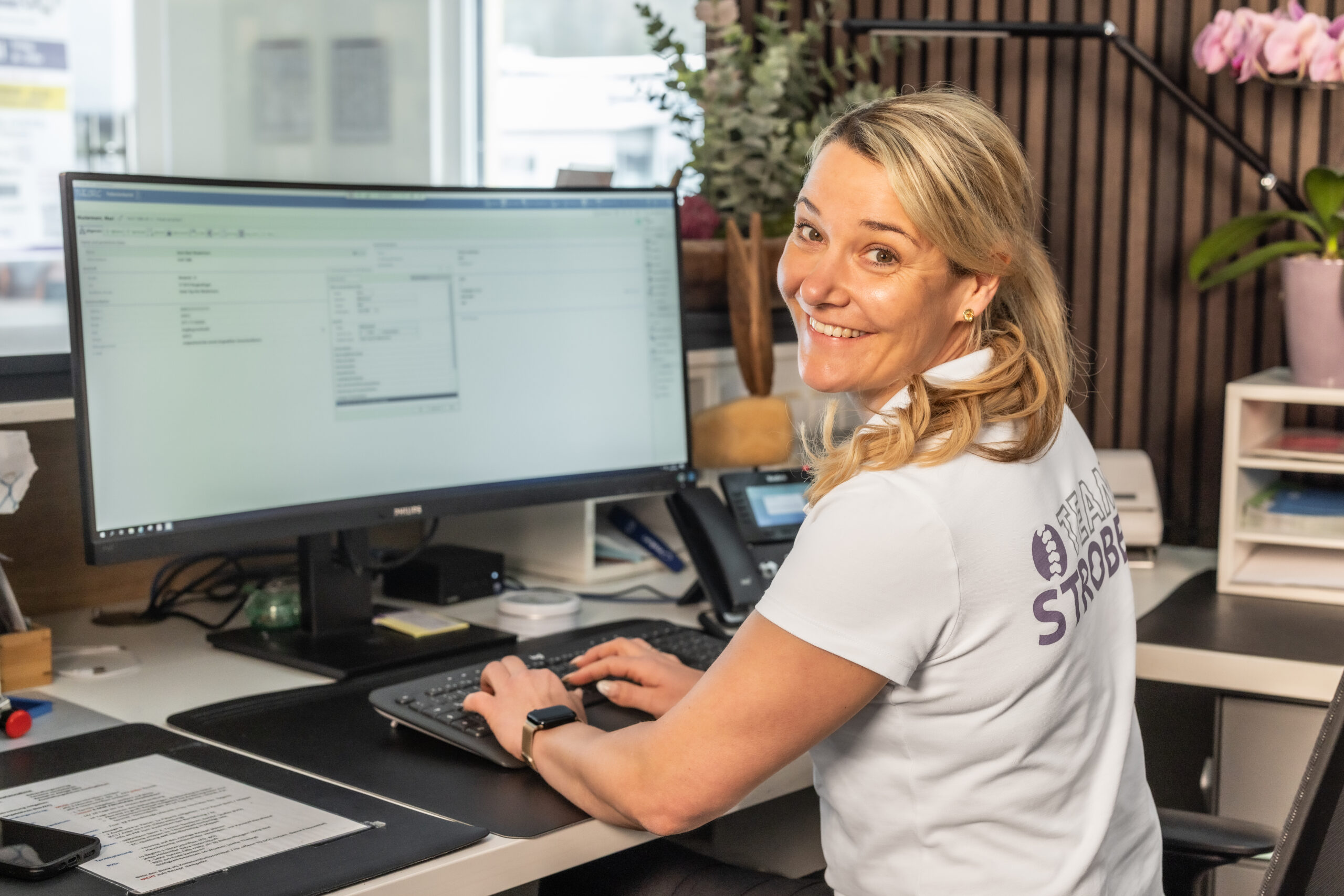 Physio Jobs Hechingen - mitarbeiterin an computer