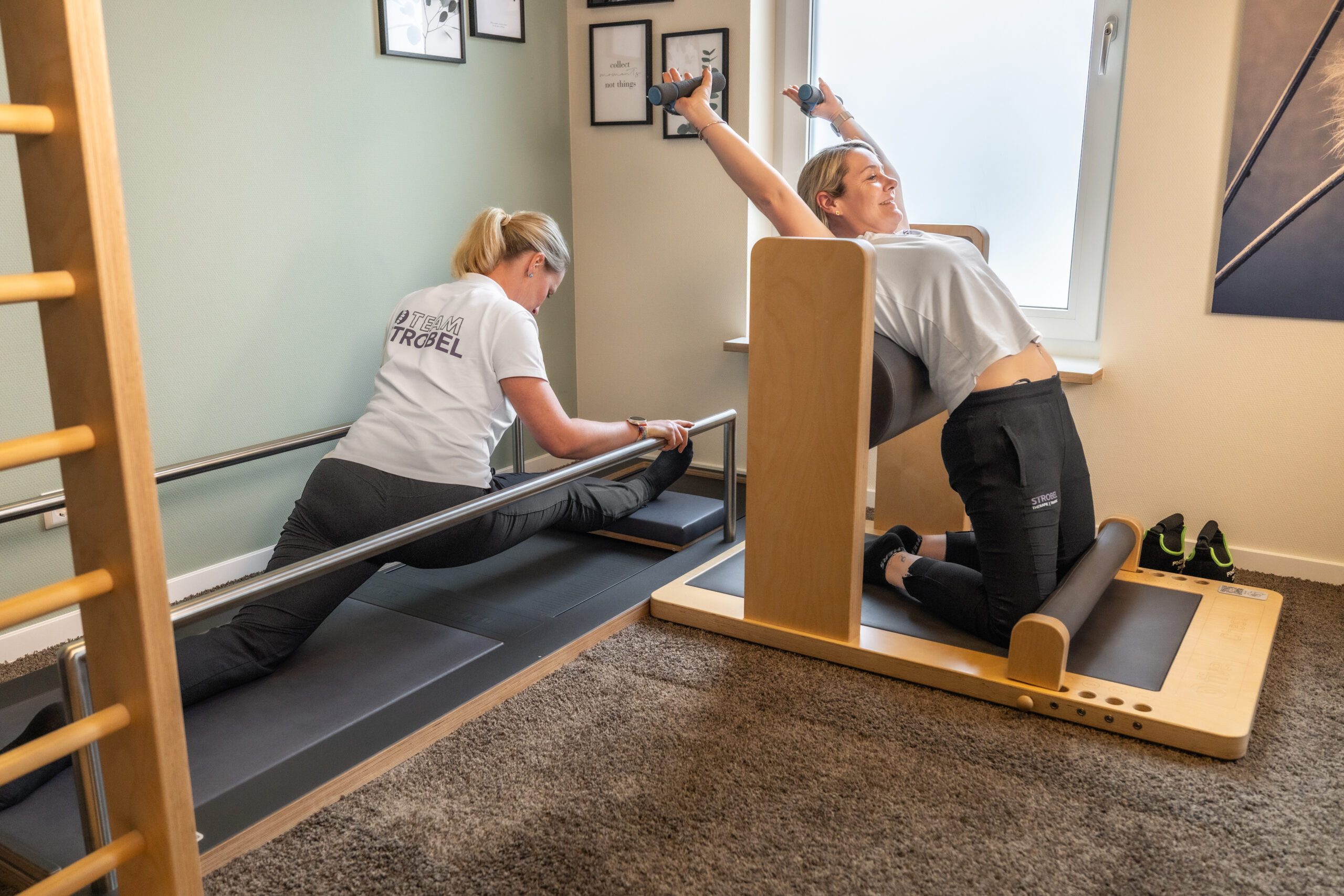 physiotherapie ohne rezept rangendingen - 2 mitarbeiterinnen trainineren