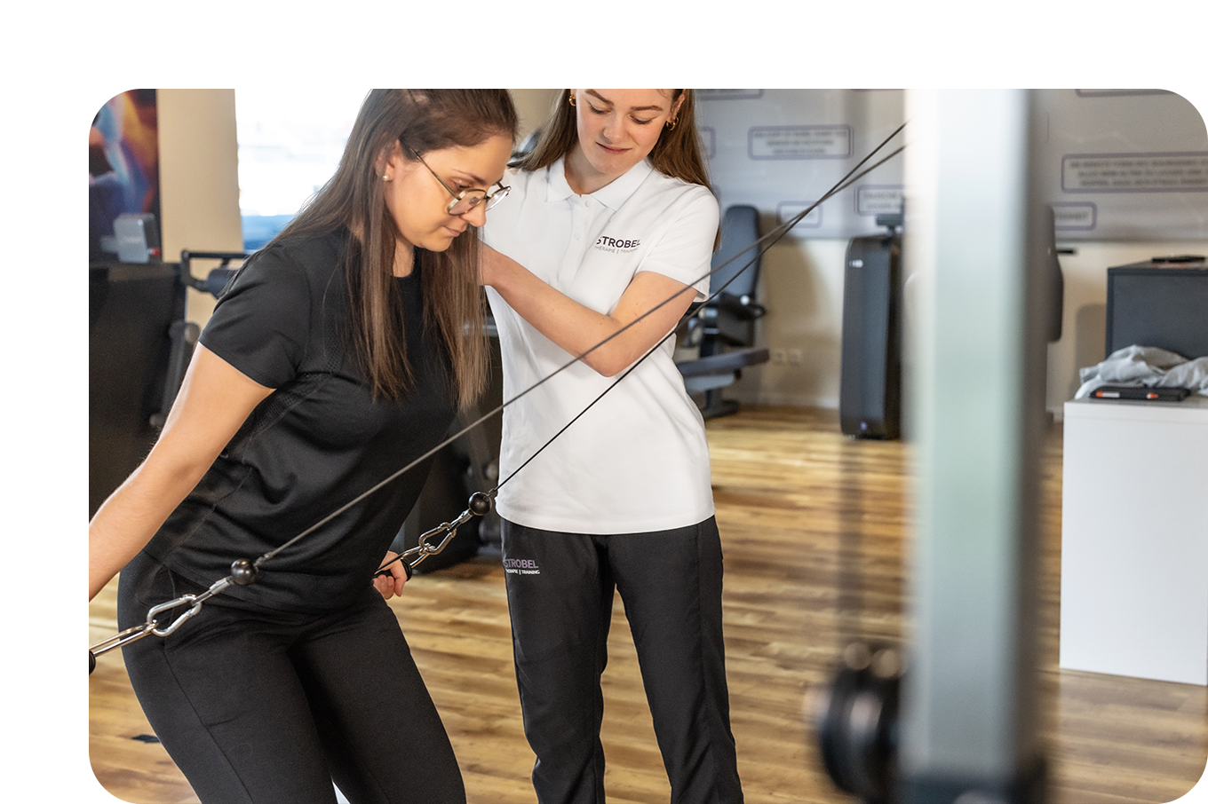 medizinisches gesundheitstraining rangendingen - übung wird gezeigt