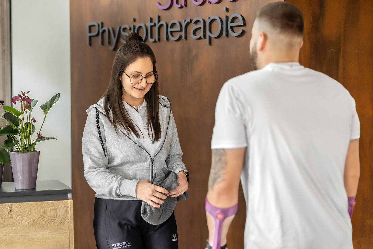 medizinisches gesundheitstraining rangendingen - patient mit krüken kommt zum empfang